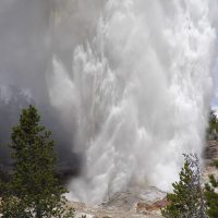 Гейзер «Пароход» в Йеллоустоне, извергался рекордное количество раз в этом году