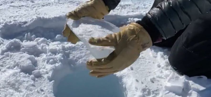 Видео, на котором ученые сбрасывают лед в сверхглубокую скважину, стало вирусным