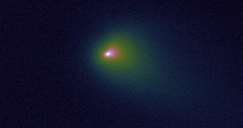 Похоже, что межзвездная комета, пролетевшая через Солнечную систему, распадается