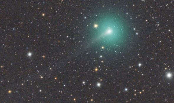 Знаменитая комета ATLAS 2020 начала распадаться на фрагменты