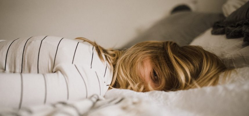 Чувствуете себя более уставшими, чем обычно во время изоляции? Психологи объясняют почему