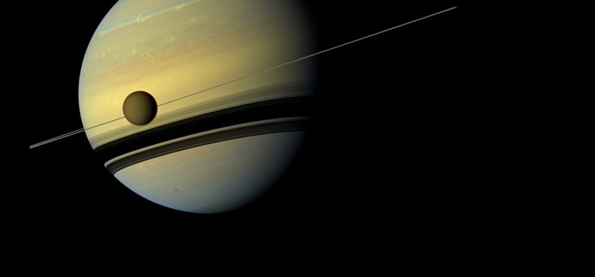 Спутник Сатурна Титан стремится покинуть орбиту газового гиганта