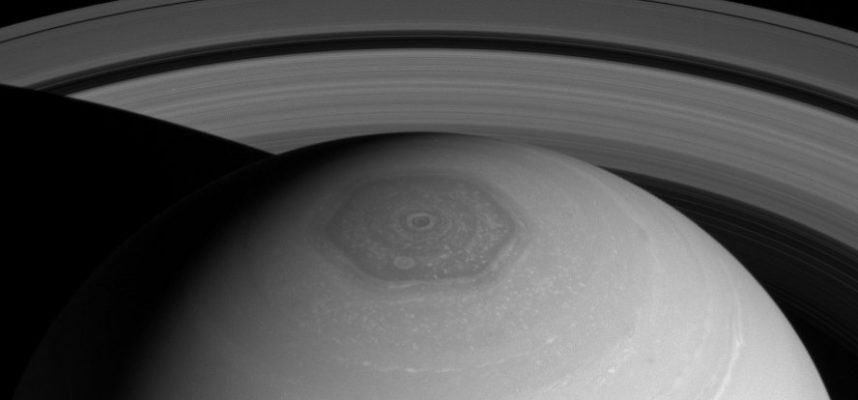 Ученые выяснили, как возник гигантский шестиугольный шторм Сатурна