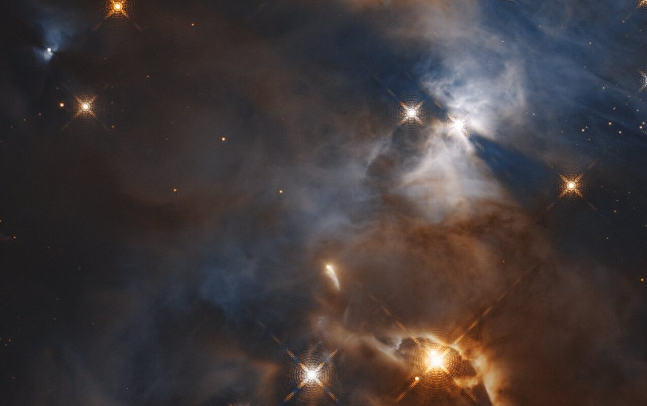 Среди далеких звезд. Э Хаббл. Тени космос. Звездный ветер. Исполинская тень в космосе.