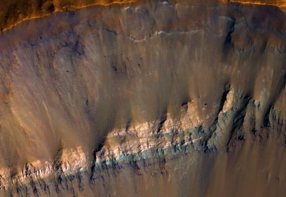 NASA показало как выглядят стены марсианского кратера в деталях