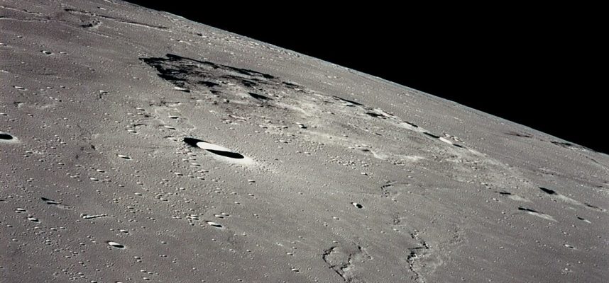 На поверхности Луны достаточно кислорода, чтобы поддерживать жизнь миллиардов людей в течение 100 000 лет