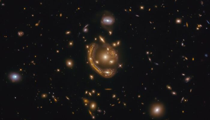 «Расплавленное кольцо»: Хаббл обнаруживает одно из самых больших колец Эйнштейна, которые когда-либо видели