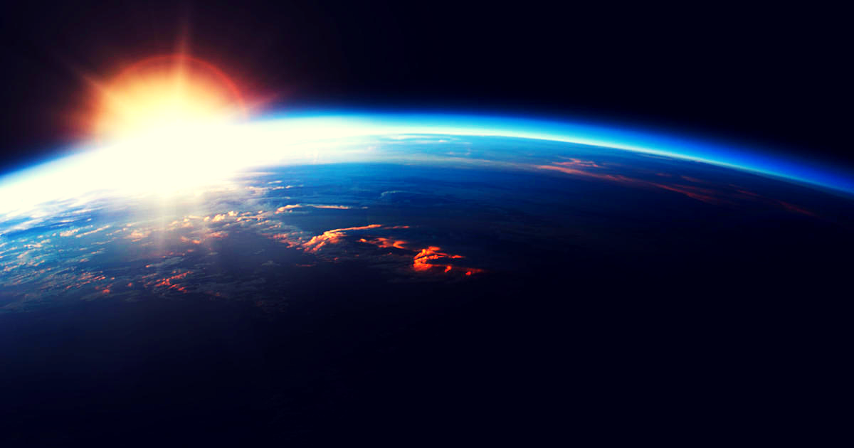 Солнечный свет достигает земли за 8 минут. О земле и космосе. Рассвет над планетой. Планета земля. Восход над планетой.