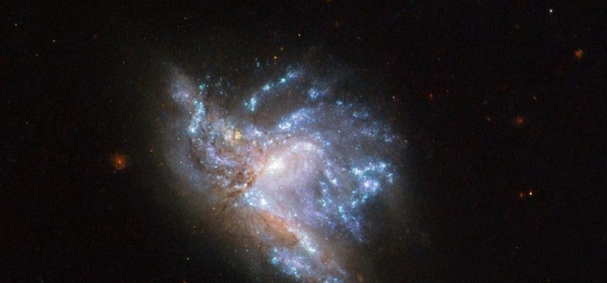 Великолепный «Хаббл» показывает сталкивающиеся галактики