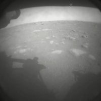 Смотрите! Первые снимки Perseverance с Марса, полученные через несколько секунд после приземления