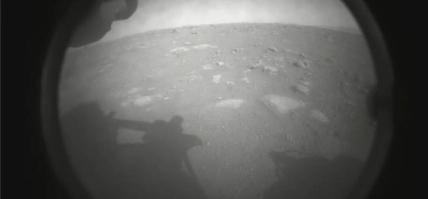 Смотрите! Первые снимки Perseverance с Марса, полученные через несколько секунд после приземления