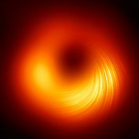 Искаженный свет показывает влияние магнитных полей вокруг черной дыры M87*