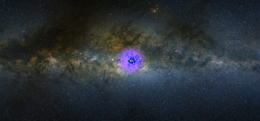 Таинственное свечение, обнаруженное в центре нашей Галактики, связали с темной материей