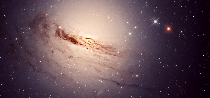 Новые снимки телескопа Хаббл раскрывают огоньки умирающей галактики