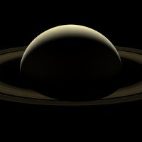 У Сатурна необычно аккуратное симметричное магнитное поле. Мы выяснили почему