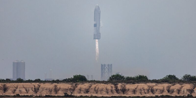 SpaceX благополучно приземлило Starship после 4 огненных неудач