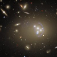 Погрузитесь в величественную фотографию целого скопления галактик, сделанную телескопом Хаббл