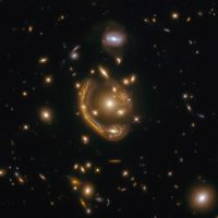 Захватывающее дух кольцо Эйнштейна открывает вид на галактику на расстоянии 9,4 миллиарда световых лет