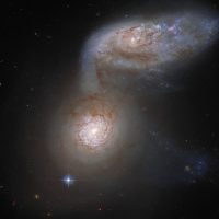 Хаббл запечатлел завораживающие детали столкновения двух галактик