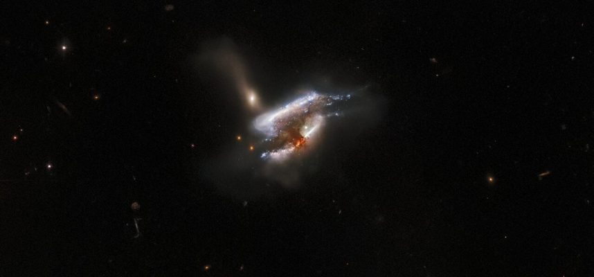 Хаббл запечатлел эпическое столкновение трех галактик