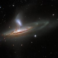 Великолепный снимок Хаббл: Взаимодействие между двумя галактиками