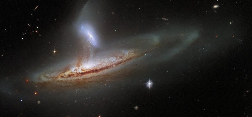 Великолепный снимок Хаббл: Взаимодействие между двумя галактиками