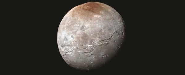 У Луны Плутона есть загадочный красный северный полюс, и мы, возможно, наконец узнаем, почему