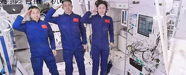Три астронавта только что прибыли на китайскую космическую станцию, чтобы завершить ее 6 месяцев