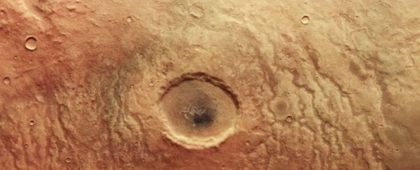 Новое изображение Марса показывает кратер, устрашающе похожий на огромный жуткий глаз