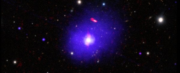 Эта сверхмассивная черная дыра вращается медленнее, чем ожидалось, и мы не знаем, почему