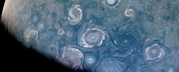 Захватывающие дух новые фотографии показывают гипнотические бури Юпитера, и как это реально?