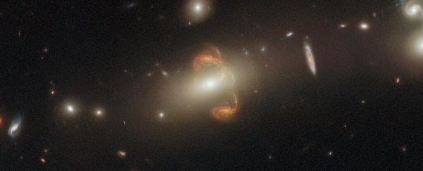 Невероятное изображение Хаббла показывает причудливое «зеркало» галактики