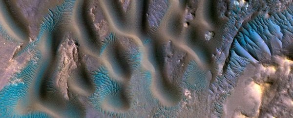 Потрясающая «голубая» рябь на Марсе показывает, как дует ветер