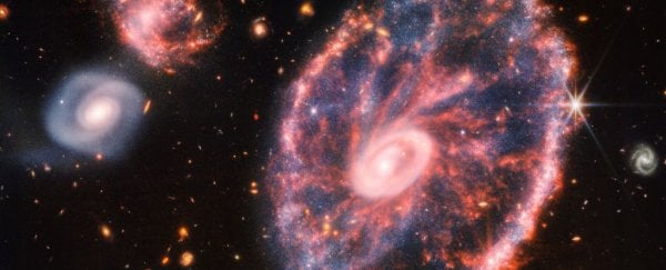 Потрясающее новое изображение Джеймса Уэбба показывает галактику «Колесо тележки» в ярких деталях
