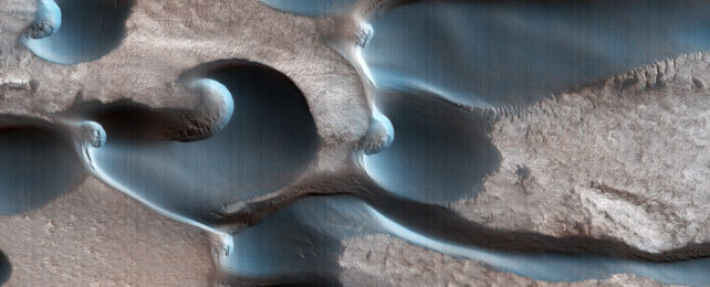 HiRISE снимает дюны Бархана, создавая красивые формы на поверхности Марса