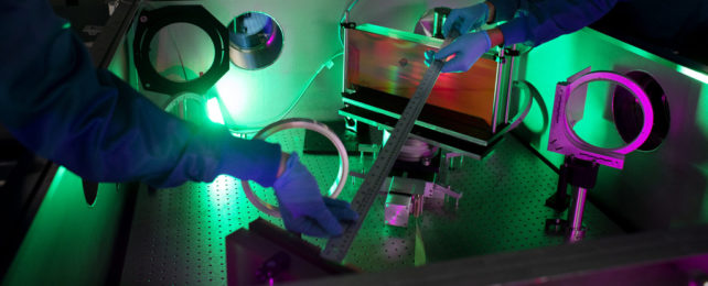 Ученые собираются запустить самый мощный лазер в США