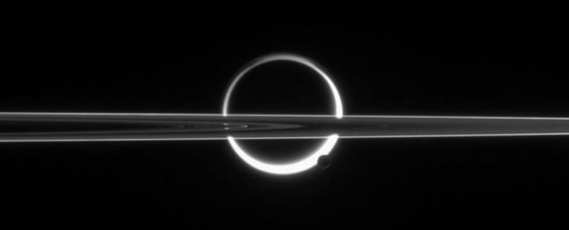 Потерянная Луна может, наконец, разгадать странную тайну Сатурна и его колец