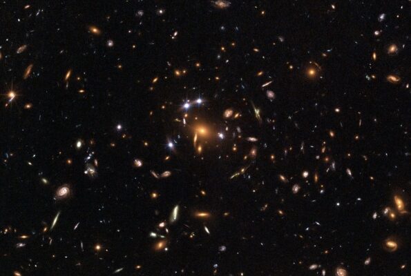 Астрономы зафиксировали задержку появления света почти на 7 лет из-за искажения скоплением галактик