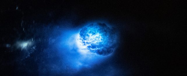 Потрясающая фотография НАСА запечатлела сюрреалистическое сияние молнии и лунного света