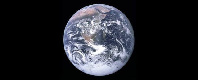 Прошло 50 лет с тех пор, как эта культовая фотография показала Землю во всей ее красе