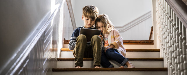 Используйте экраны, чтобы успокоить ребенка? Исследование длительных эффектов имеет некоторые тревожные новости