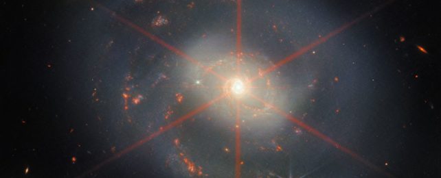 Потрясающее фото JWST превращает далекую галактику в сверкающее рождественское украшение