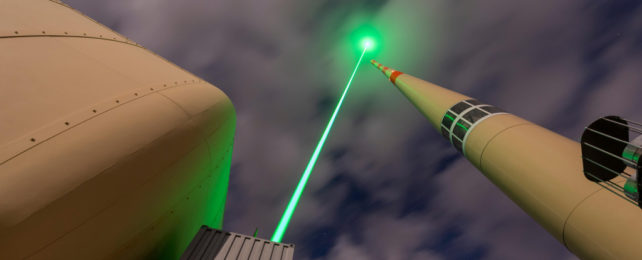 Эксперимент показывает, что запуск лазера в небо может отклонить молнию