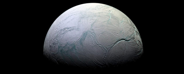Таинственный глубокий снег покрывает ледяную луну Энцелад, но как он туда попал?