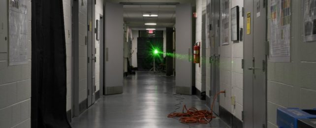 Физики побили рекорд, выстрелив лазером в коридор своего университета