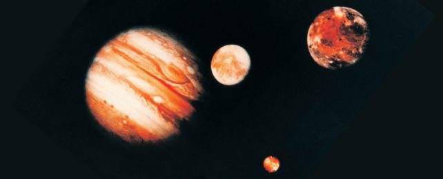 У всех крупнейших спутников Юпитера есть полярные сияния, которые светятся темно-красным и в 15 раз ярче, чем наше