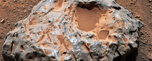 Марсоход НАСА обнаружил впечатляющий металлический метеорит на Марсе