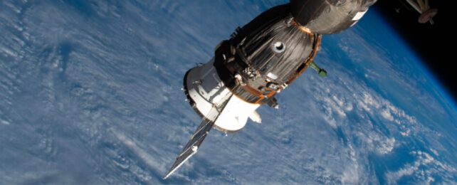 Протекает еще одна российская капсула, которая задерживает возвращение космонавтов домой