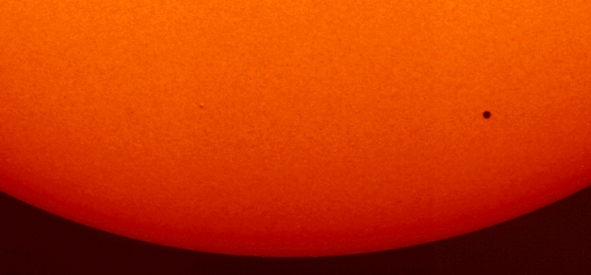 Солнечный орбитальный аппарат заснял Меркурий, пересекающий лицо Солнца, и это великолепно