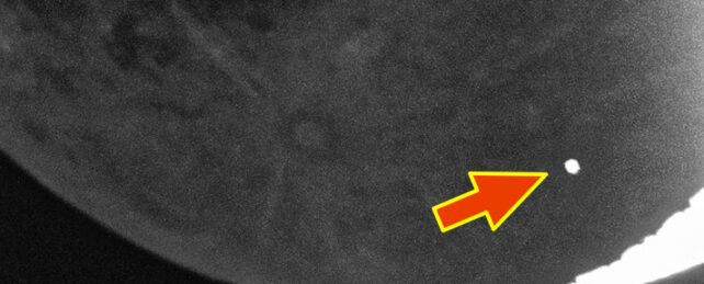 Яркая вспышка показывает момент, когда метеор сильно врезается в Луну